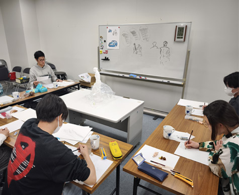 デッサン教室、大西学長の学生時代の絵に学生も関心