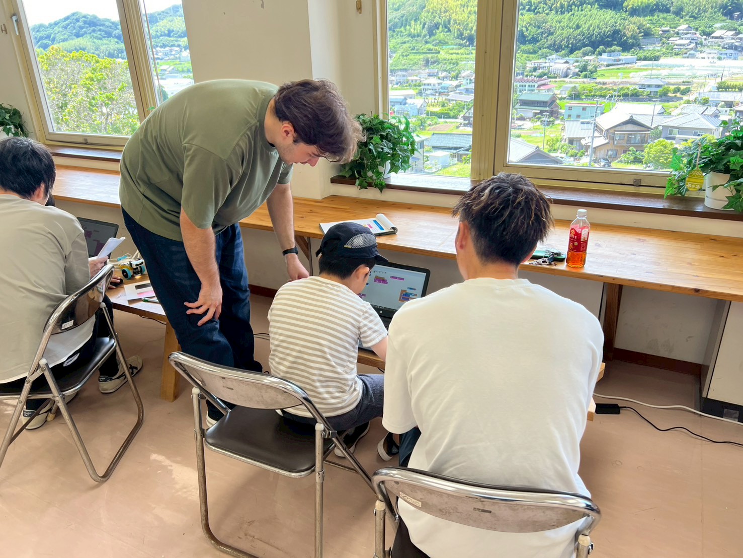 電子ロボット工学科の学生が講師を務める親子プログラミング講座を開催