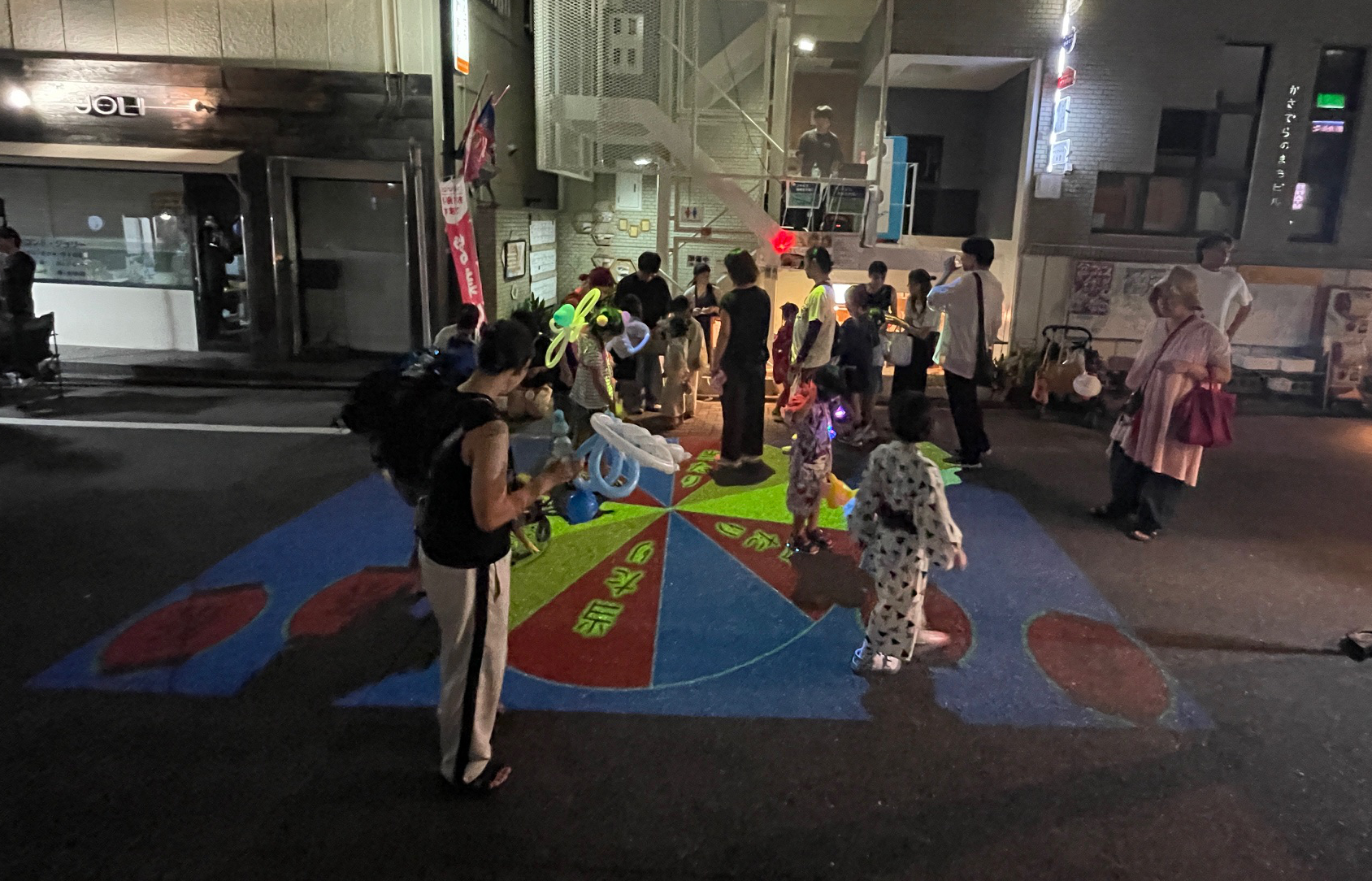 加藤研究室が地域の夏祭りを盛り上げる！プロジェクションマッピングを実施